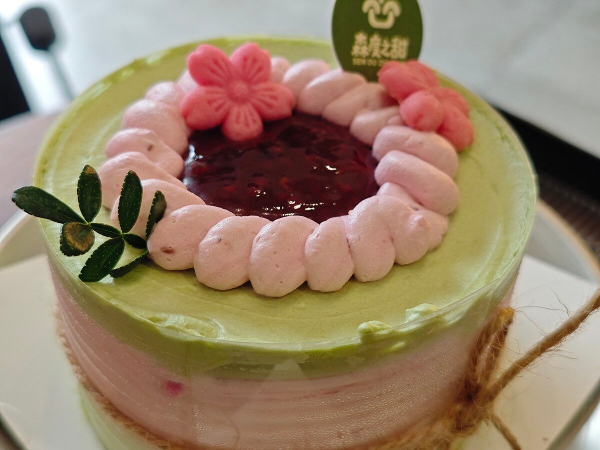 Close-up of a matcha and berry cake, a real photo from the Egourd team's travels